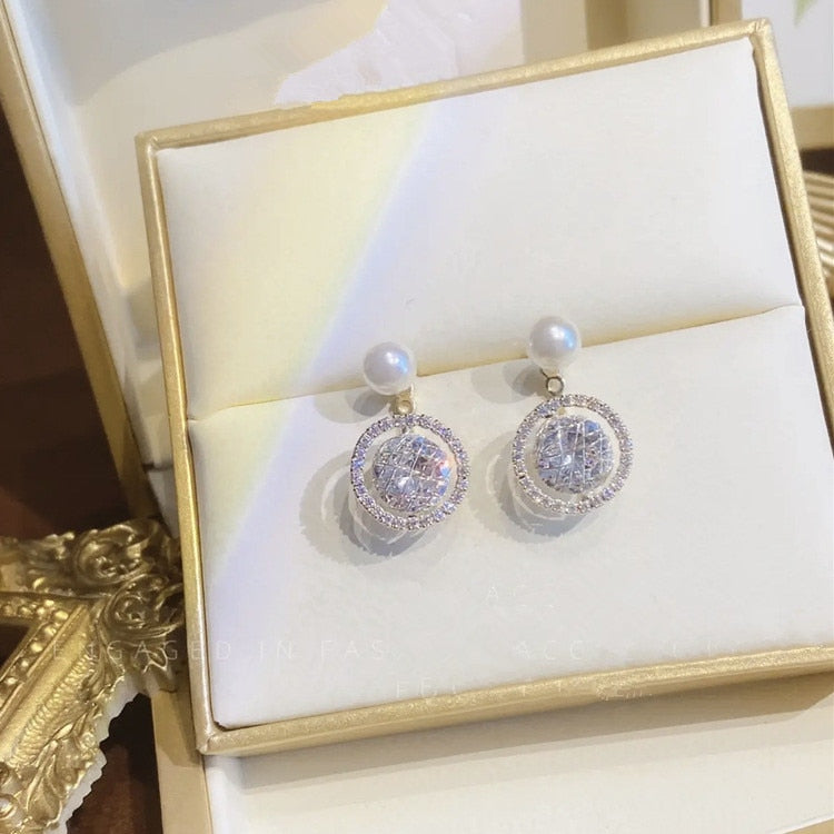 Brincos folheados a ouro! Pérola e Zircônia, com encaixe traseiro