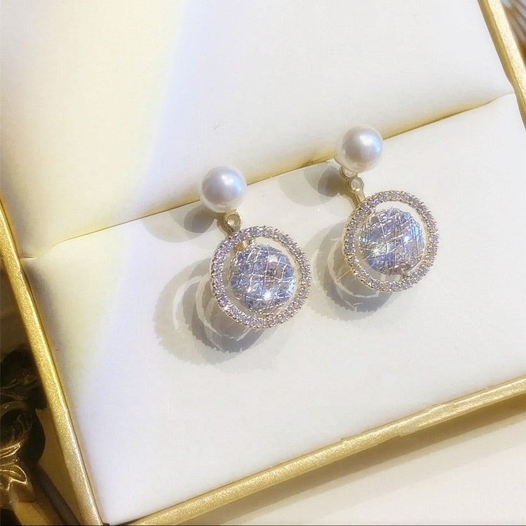 Brincos folheados a ouro! Pérola e Zircônia, com encaixe traseiro