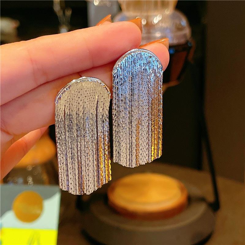 Brincos folheados na cor dourado e prata