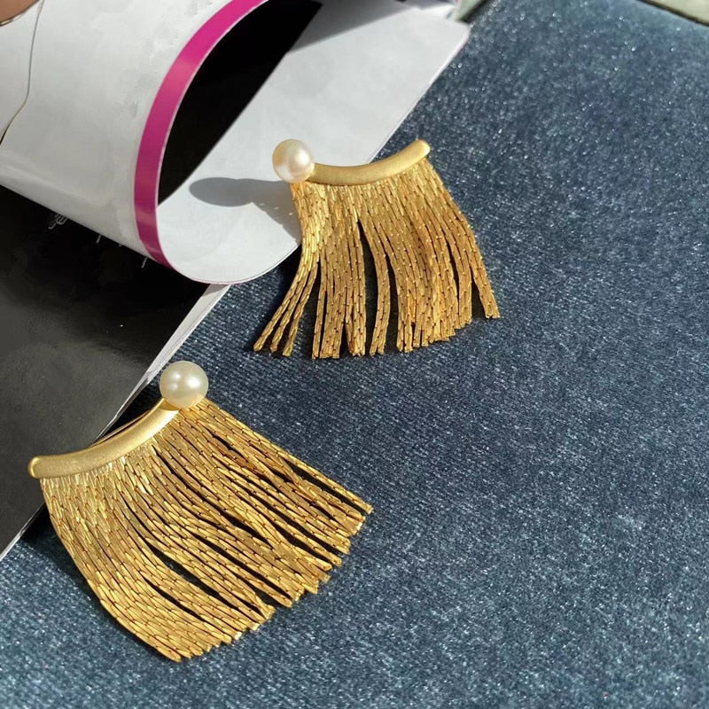 Brincos folheados a ouro com detalhes em pérola