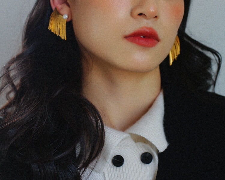 Brincos folheados a ouro com detalhes em pérola