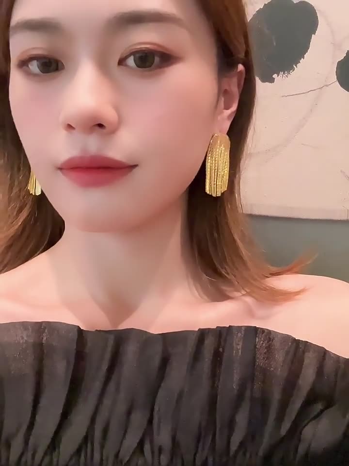 Brincos folheados na cor dourado e prata