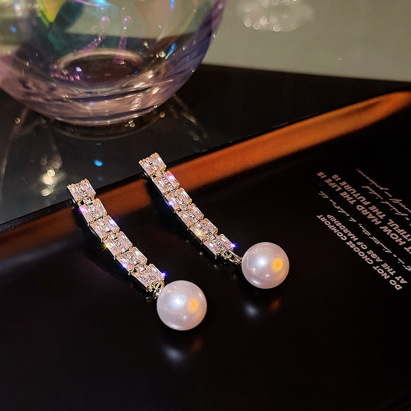 Brincos folheados a ouro com´pérolas e pedras! Belíssimos!